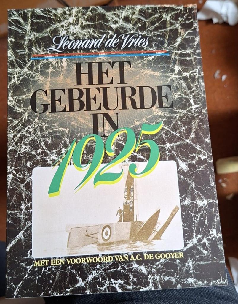 Het Gebeurde in 1925 - Leonard de Vries, Ophalen of Verzenden, 20e eeuw of later, Gelezen, Leonard de Vries