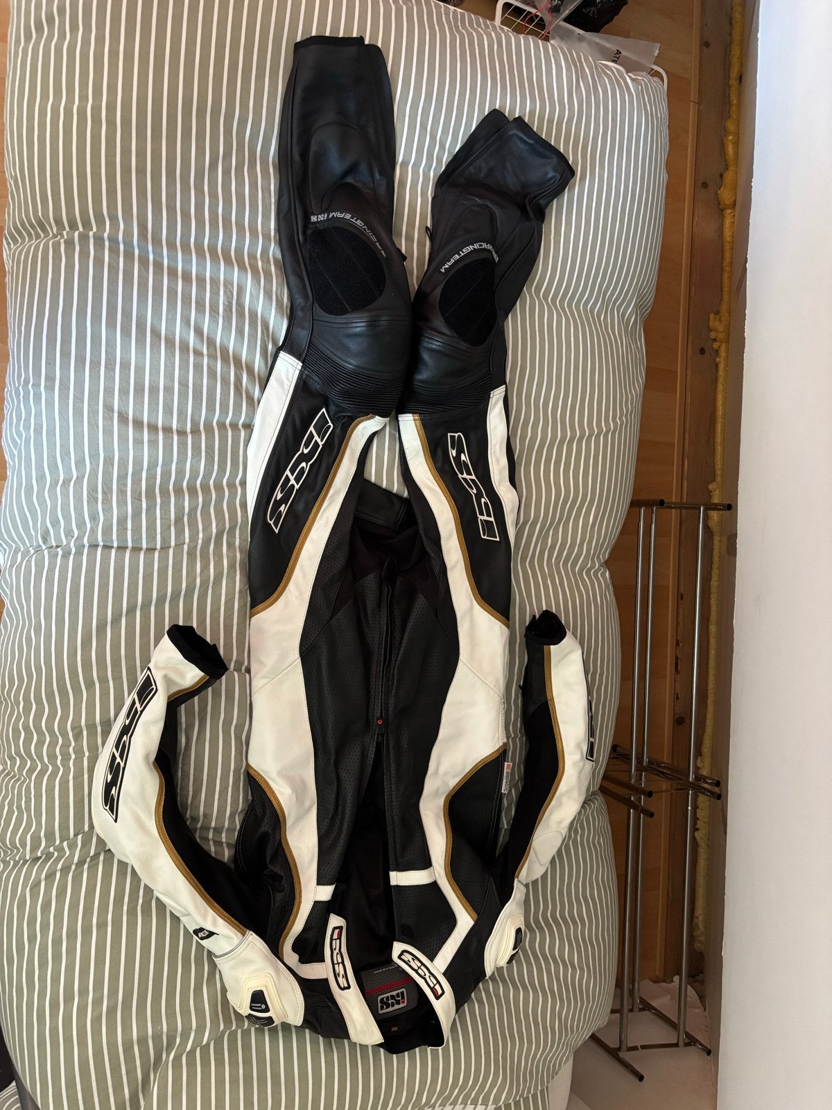 IXS race overall Leer Zwart/Wit/Goud - Maat 99, Motoren, Kleding | Motorkleding, Ophalen, Nieuw zonder kaartje, Heren, Overall