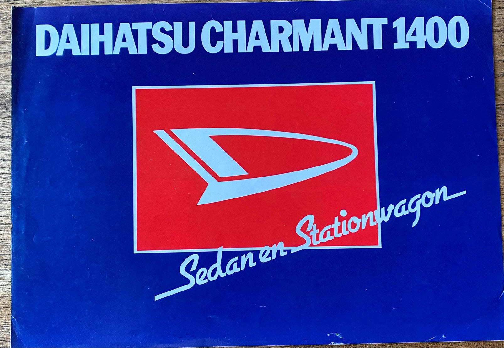 Uniek DAIHATSU CHARMANT 1400 - oldtimer Autofolder, Boeken, Ophalen of Verzenden, Zo goed als nieuw, Overige merken