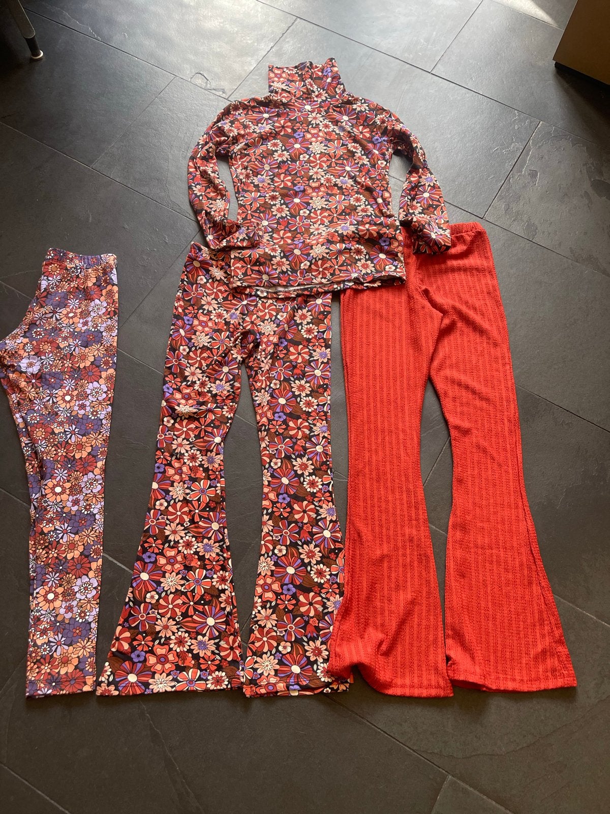 Wibra 4-delige set bloemenprint en rood maat 134-140, Ophalen of Verzenden, Zo goed als nieuw, Meisje, Setje
