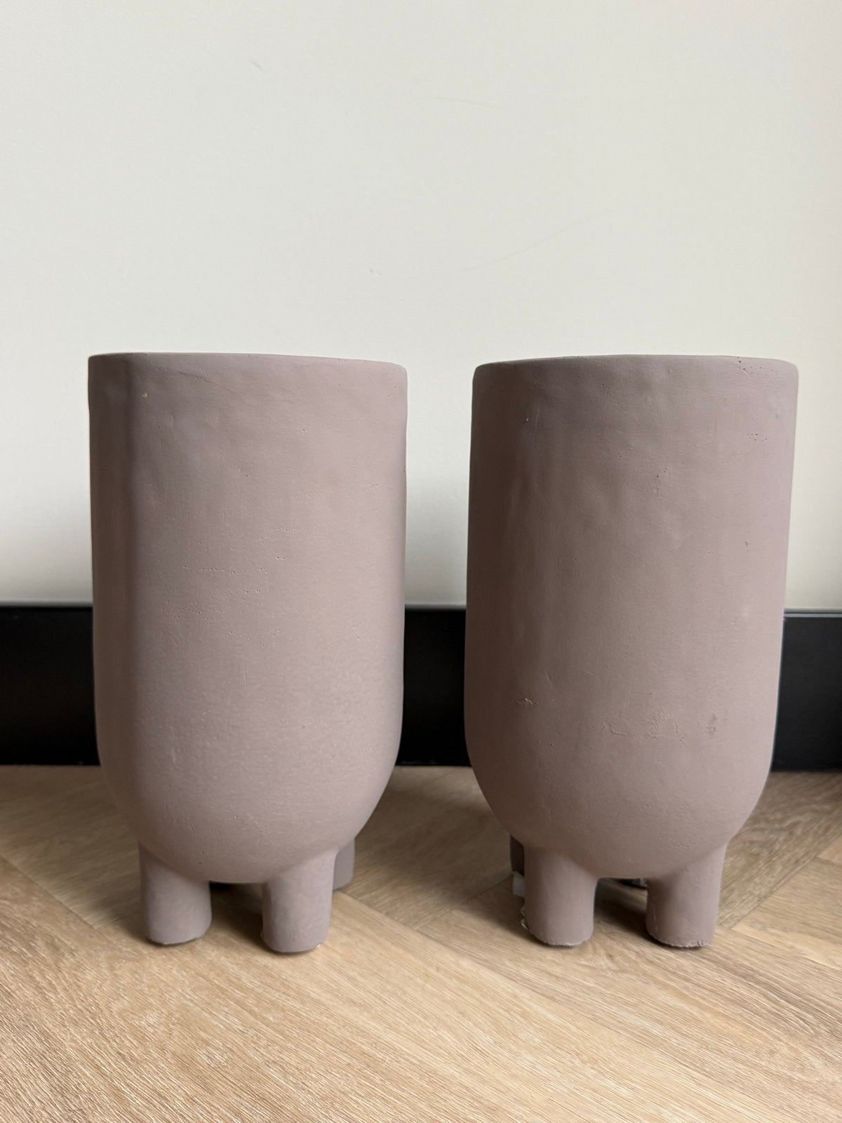 Nieuw! Set van 2 bloempotten op pootjes - Taupe!, Rond, Binnen, Ophalen of Verzenden, Zo goed als nieuw