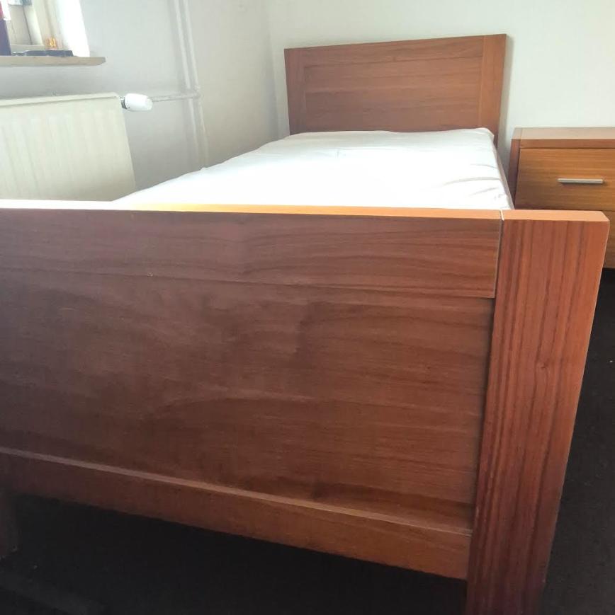 Mooi bruin bed + nachtkastje + bureau | Goede kwaliteit, Huis en Inrichting, Slaapkamer | Bedden, Ophalen, 100 cm, Eenpersoons