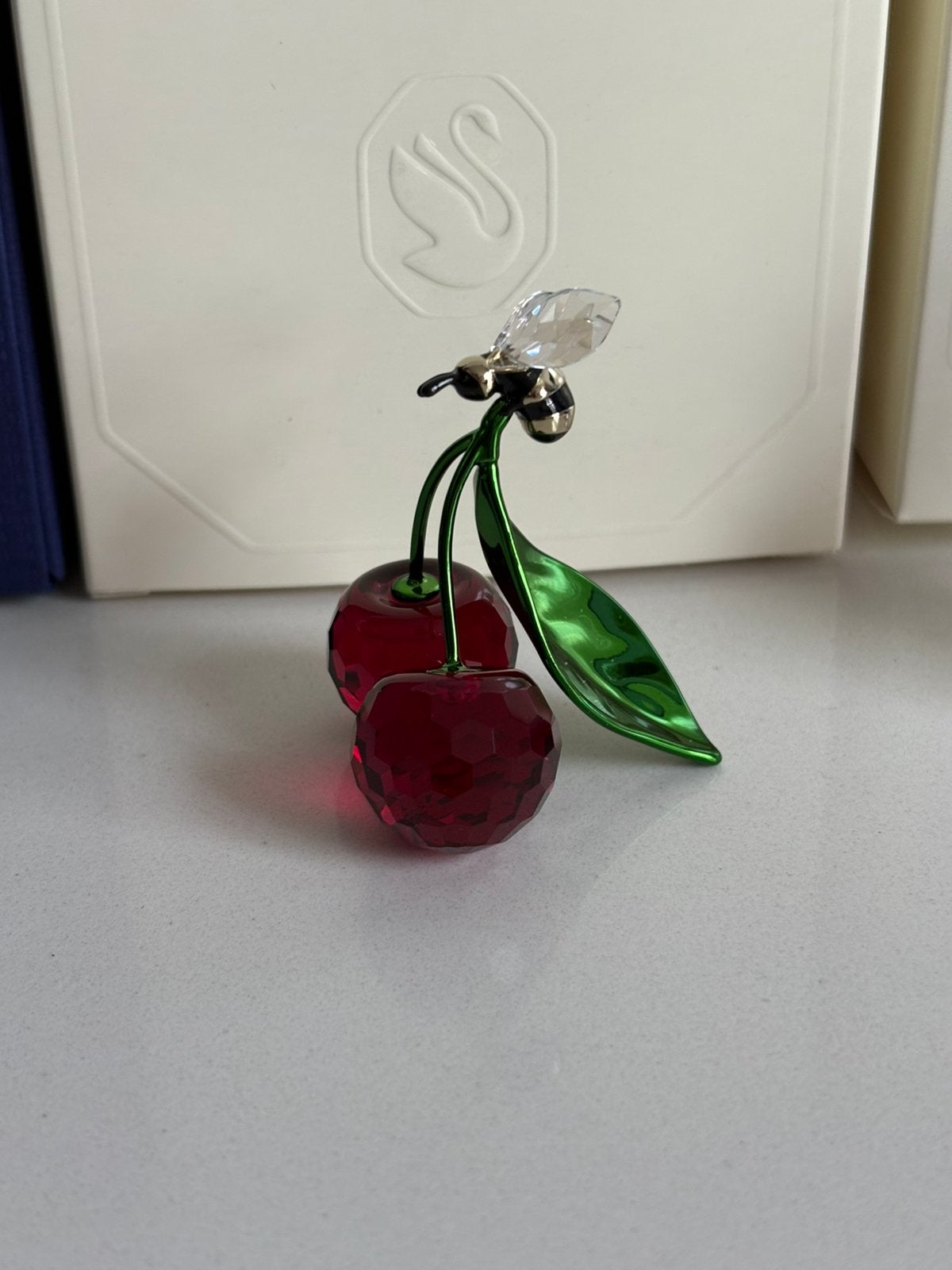 Swarovski bij op kers, Ophalen of Verzenden, Zo goed als nieuw, Figuurtje