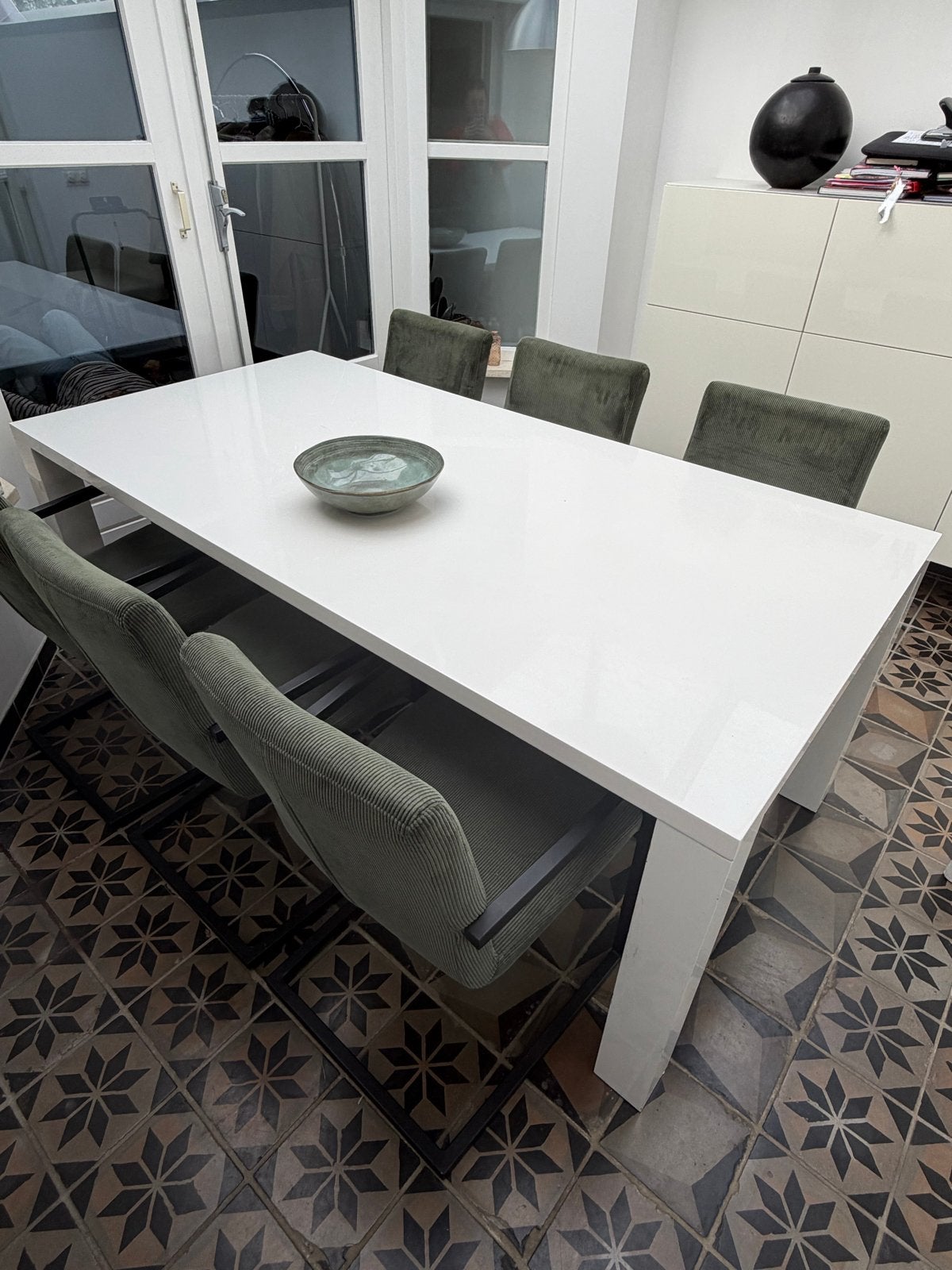 Eettafel hoogglans wit met 6 groene corduroy stoelen, Ophalen of Verzenden, Gebruikt
