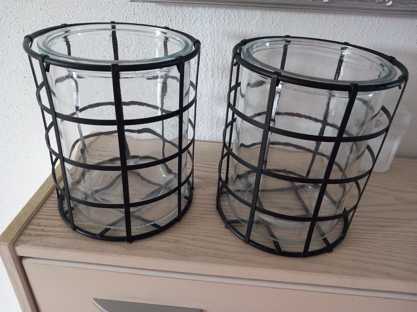 2x zwart metalen windlicht met glas, Huis en Inrichting, Woonaccessoires | Kandelaars en Kaarsen, Ophalen, Zwart, Glas, Windlicht