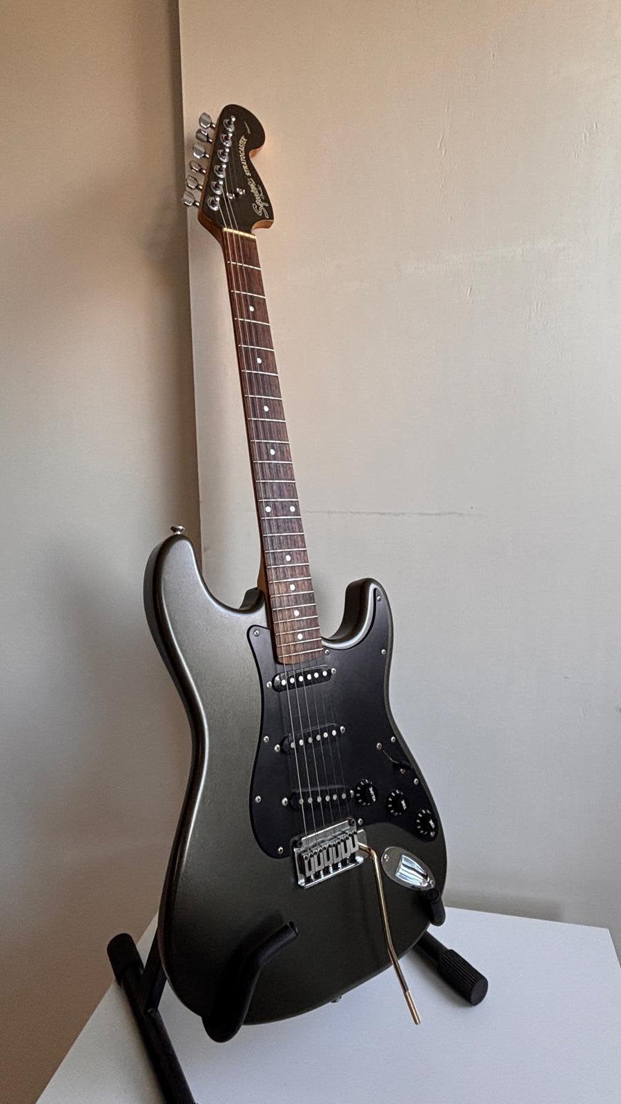 Squier by Fender standard stratocaster met versterker, Ophalen, Zo goed als nieuw, Solid body, Fender