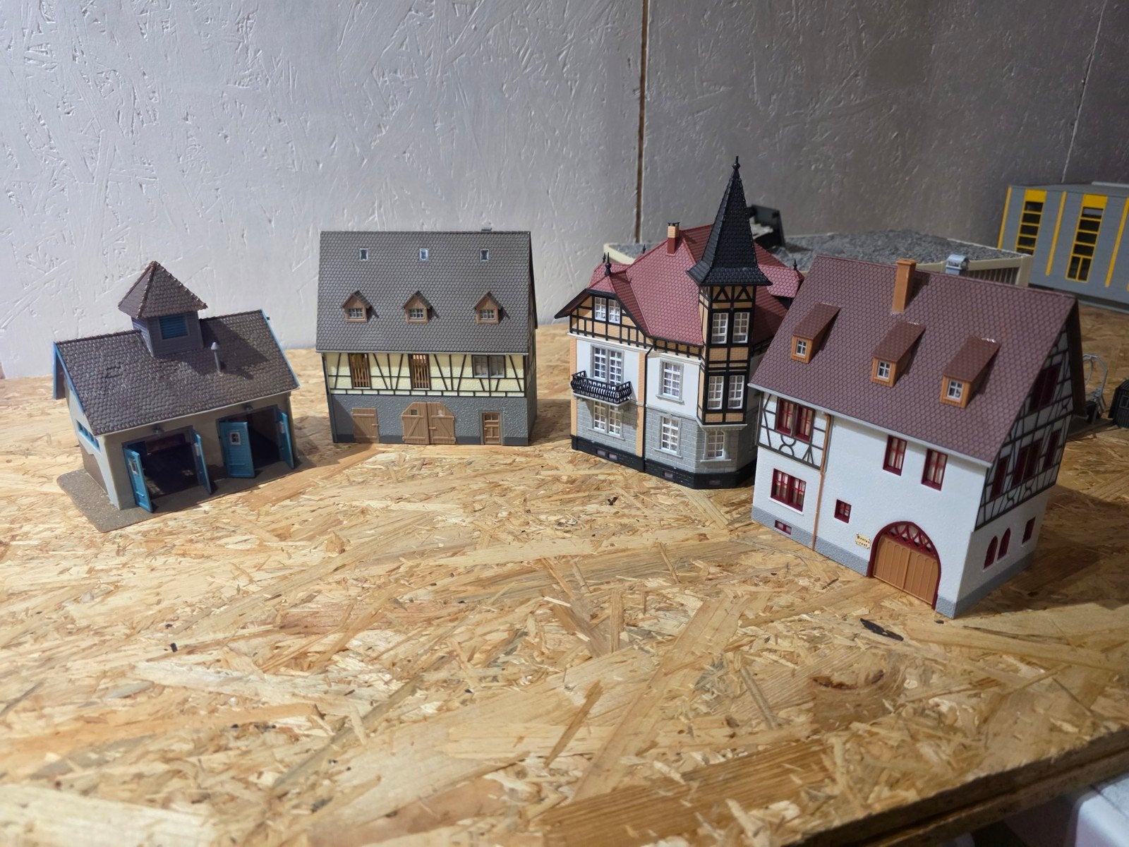 4 HO gebouwen - Strak en netjes, zonder lijmresten, Ophalen of Verzenden, Zo goed als nieuw