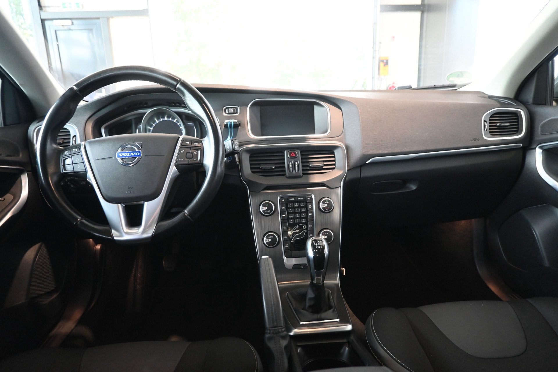 Volvo V40 1.6 T2 Momentum Clima Cruise control Navigatie Cam, Auto's, Stof, 4 cilinders, Met garantie (alle), Origineel Nederlands