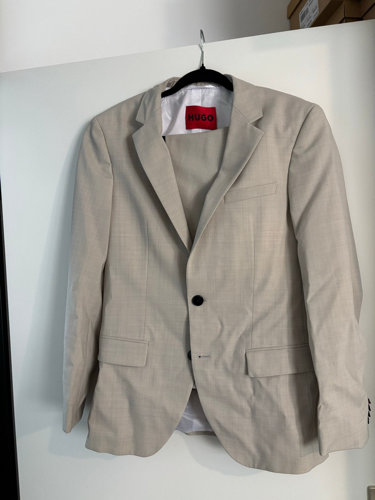 Hugo Boss Pak - Stijlvol en Tijdloos, Ophalen, Zo goed als nieuw, Maat 46 (S) of kleiner, Beige