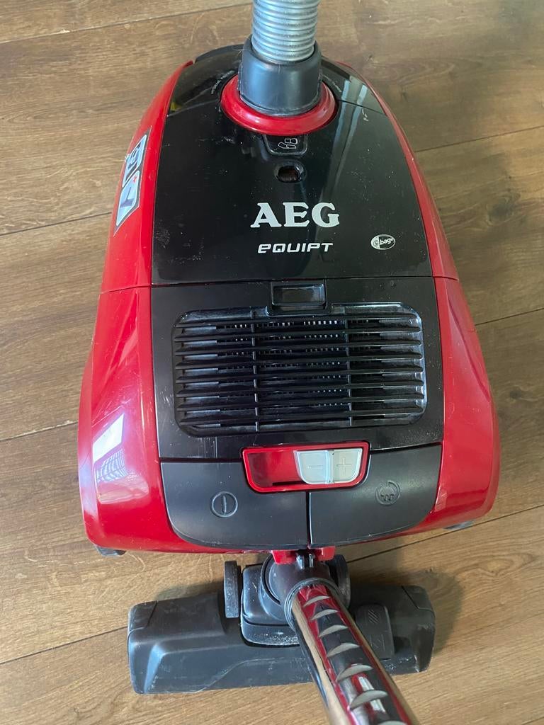 AEG Equipt AEQ20 Stofzuiger - Rood, 1400W, Witgoed en Apparatuur, Stofzuigers, Stofzak, Gebruikt, Stofzuiger, Ophalen of Verzenden