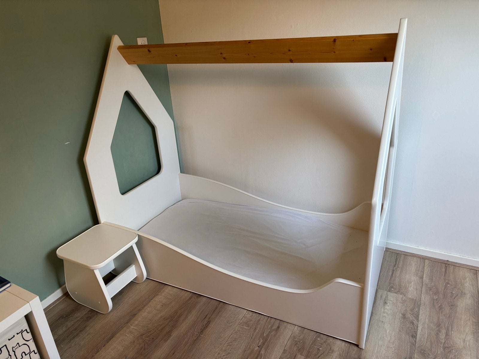 Peuterbed met matras en nachtkastje, Ophalen, 70 tot 85 cm, 140 tot 160 cm, Zo goed als nieuw