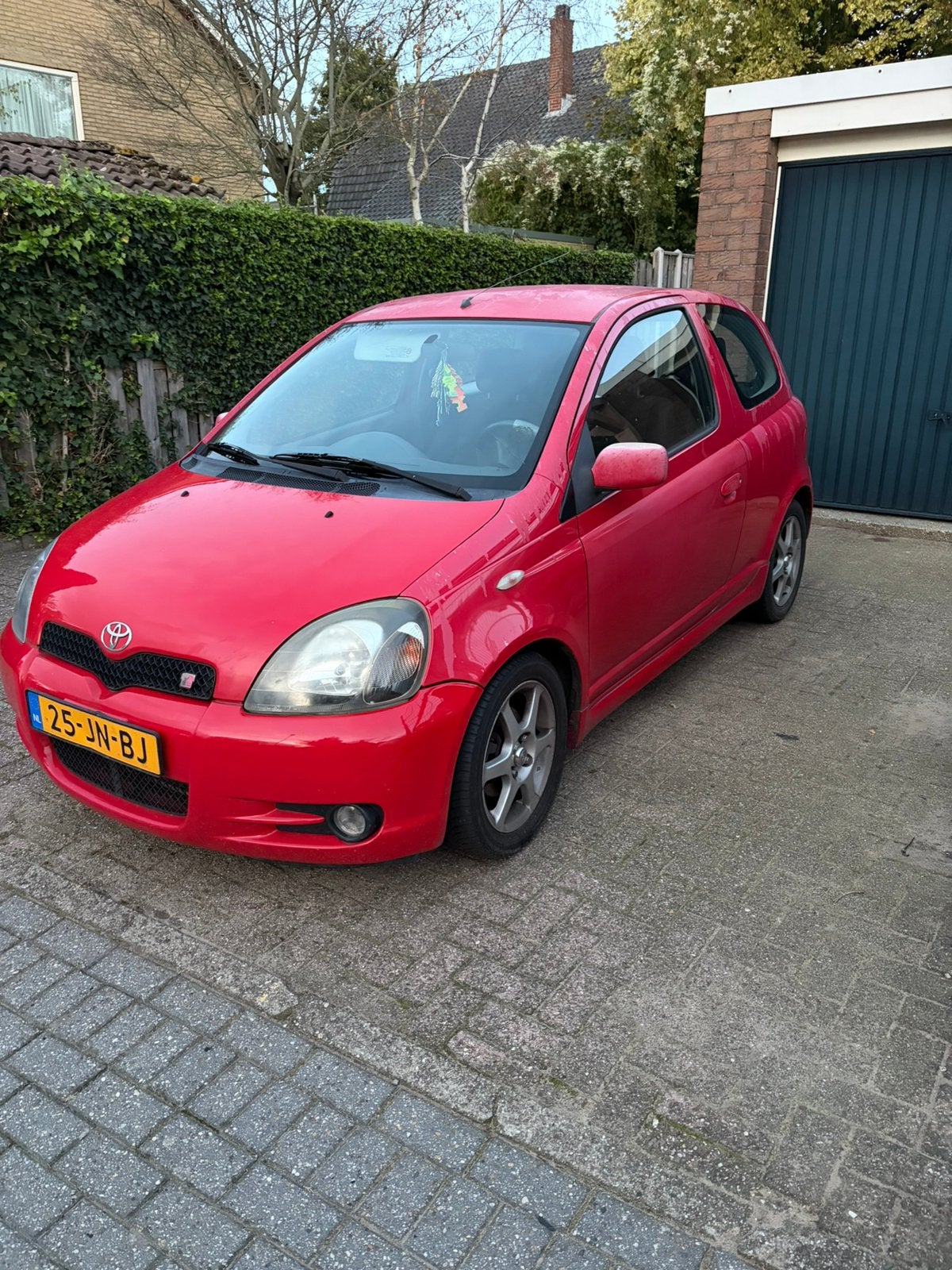 Toyota Yaris 1.5 16V Vvti 3DR T Sport 2002 Rood, Auto's, Voorwielaandrijving, 1497 cc, 31 €/maand, 4 cilinders