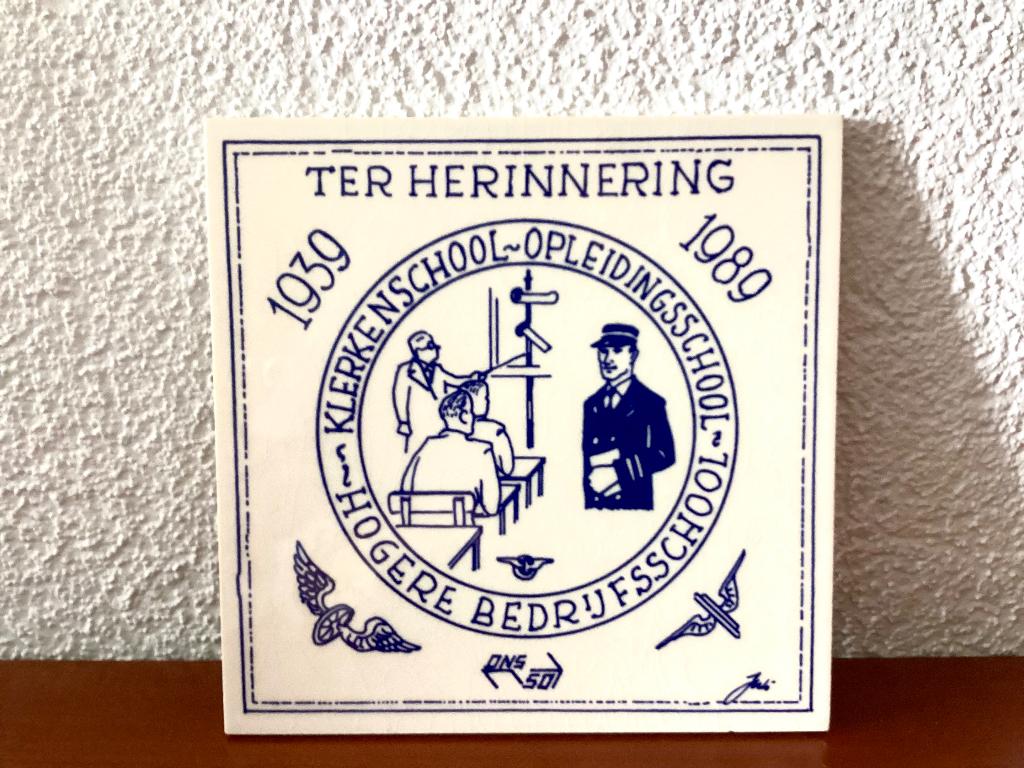 Antieke gedenktegel "Klerkenschool - Opleidingsschool" 50 jr, Ophalen of Verzenden