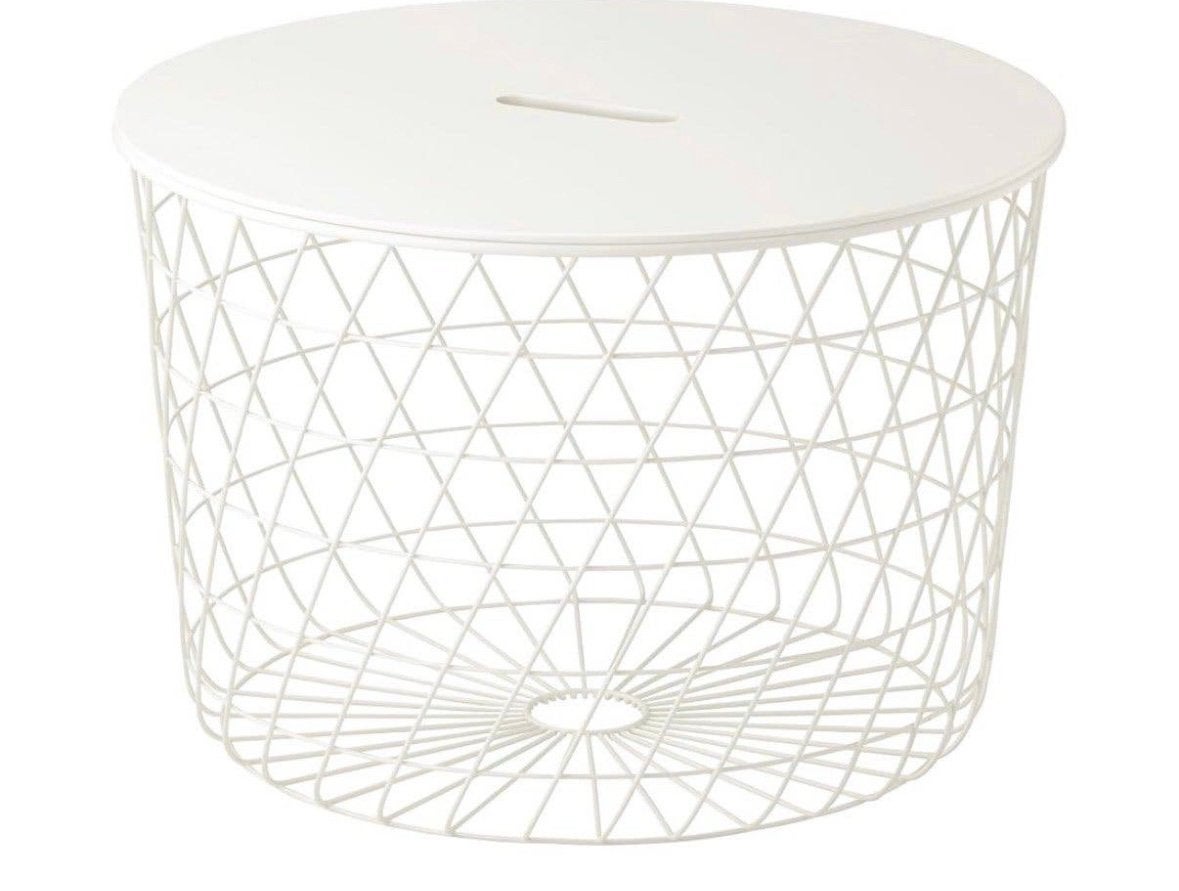 Witte bijzettafel met mand KVISTBRO, Huis en Inrichting, Ophalen, Gebruikt, Rond, 60 cm of meer