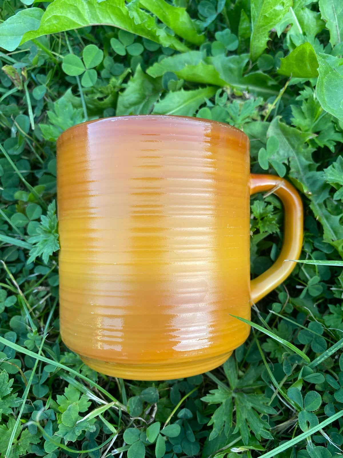 Vintage BP Mok van Arcopal, de Vulcan, Okergeel melkglas, Ophalen of Verzenden