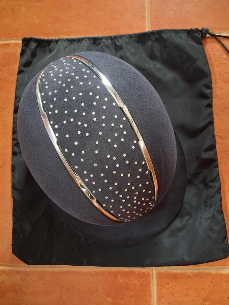Mooi zwarte paardrijcap met steentjes, Dieren en Toebehoren, Ophalen, Zo goed als nieuw, Dressuur, Cap