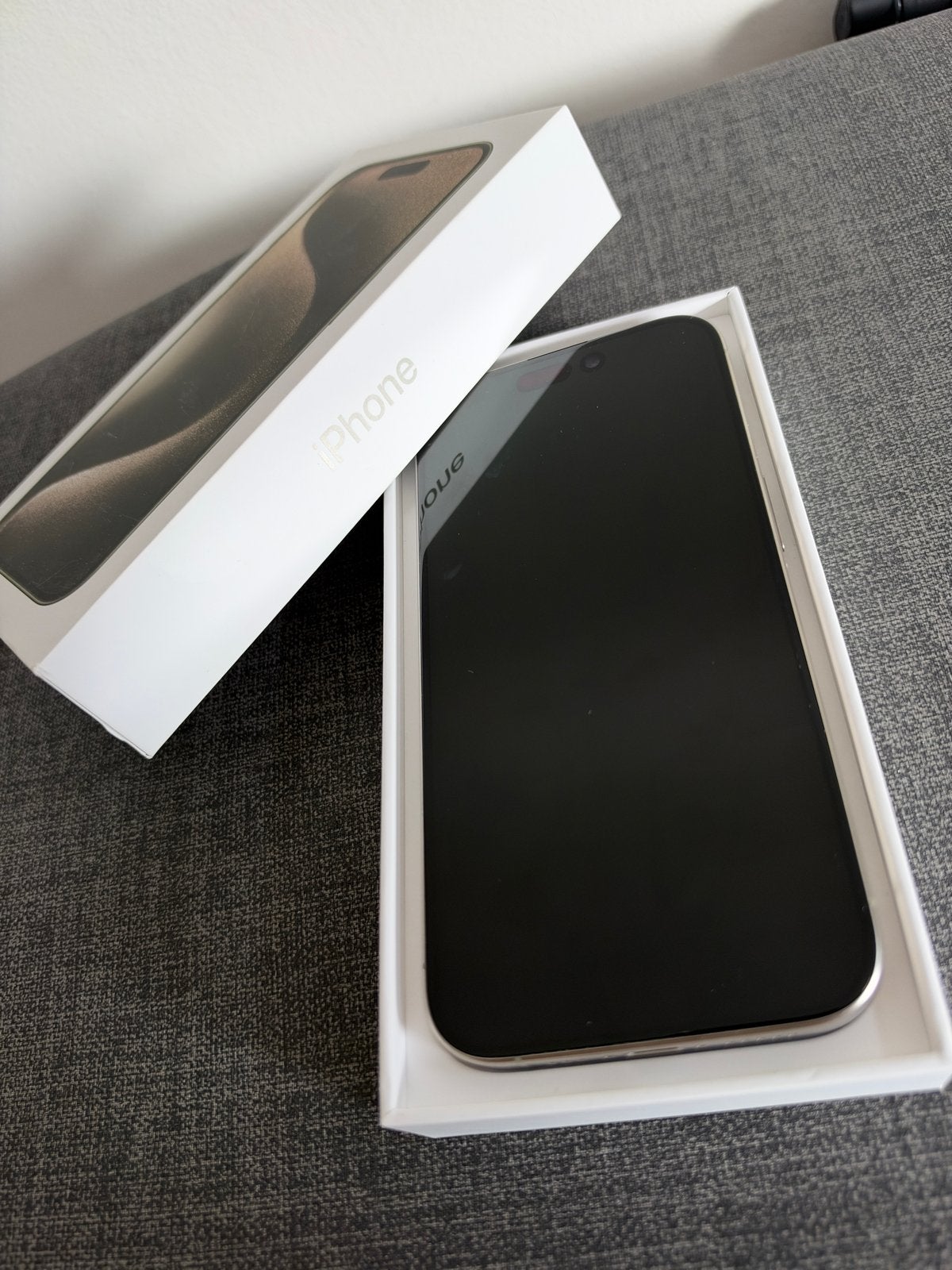 Foto 3 van Apple iPhone 15 Pro 128GB Natural Titanium - Zeer goed