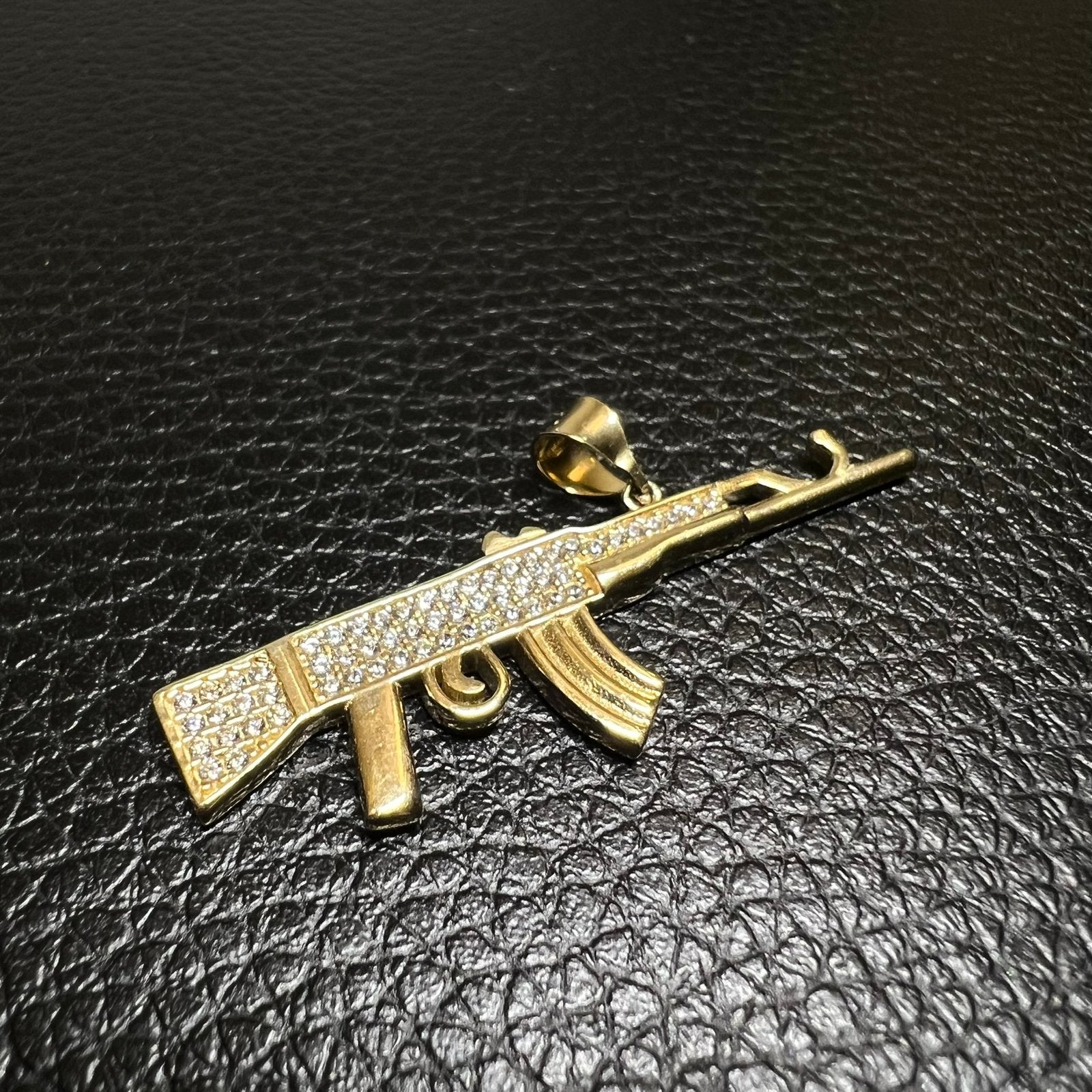 14 karaats gouden hanger geweer kettinghanger gun, Ophalen of Verzenden, Nieuw, Goud, Kruis of Symbool