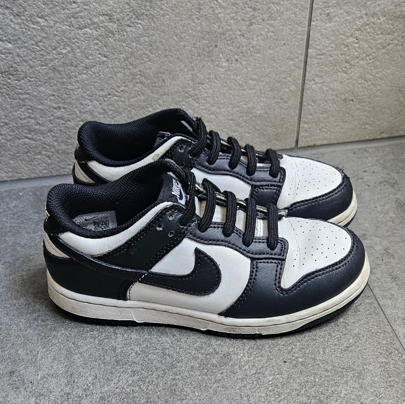 Nike sneakers zwart wit maat 32 - voor jongens en meisjes, Jongen of Meisje, Schoenen, Ophalen of Verzenden, Zo goed als nieuw