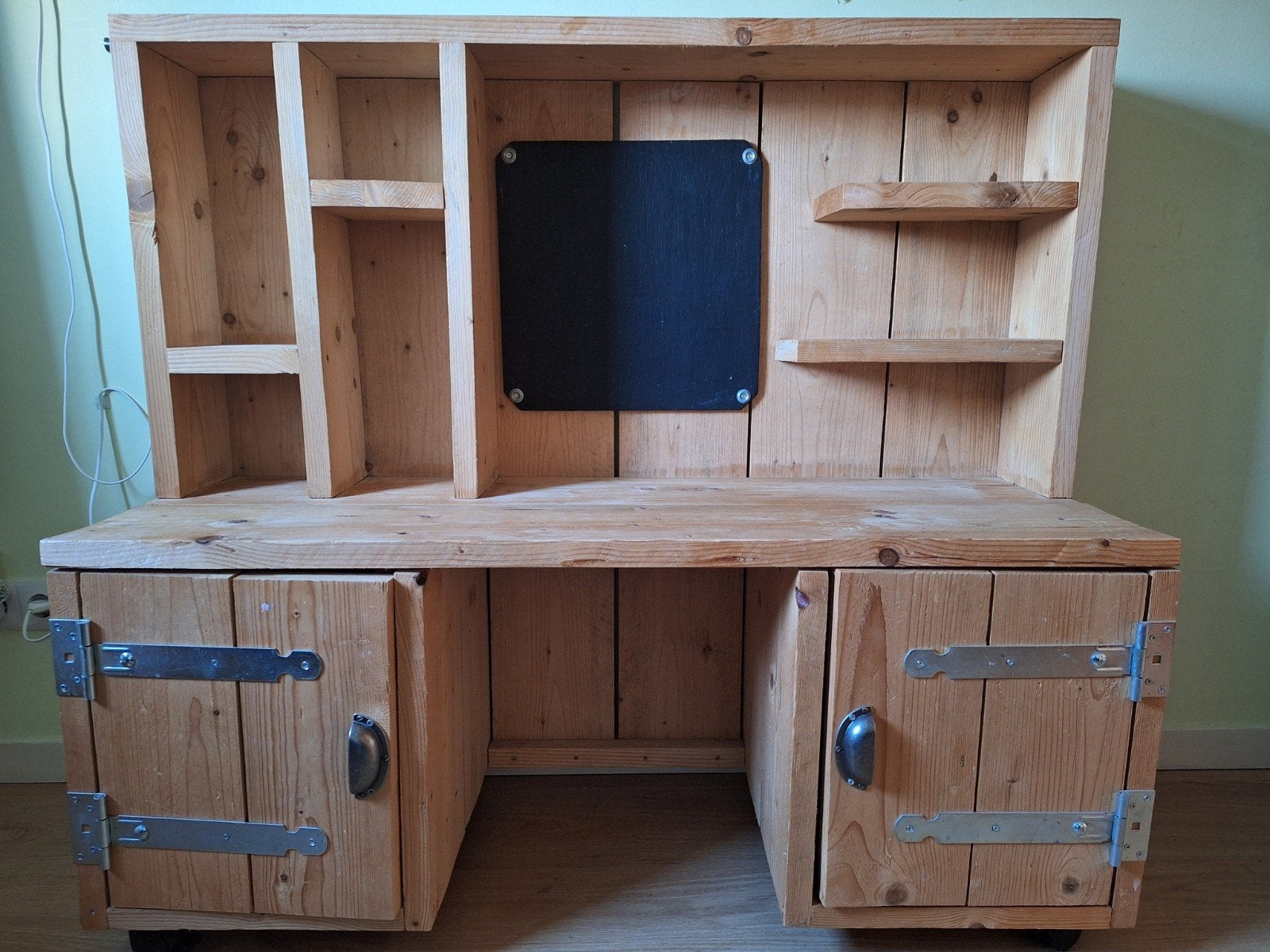 Steigerhouten kindermeubel met opbergruimte en krijtbord, Ophalen, Gebruikt, Kast