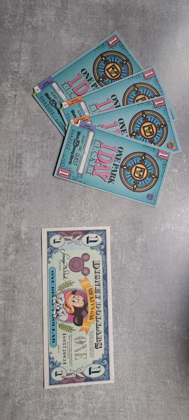 Disney Dollar 1993 + 4 entree tickets (2 volw., 2 kind.), Verzamelen, Disney, Ophalen of Verzenden, Overige figuren, Nieuw, Overige typen