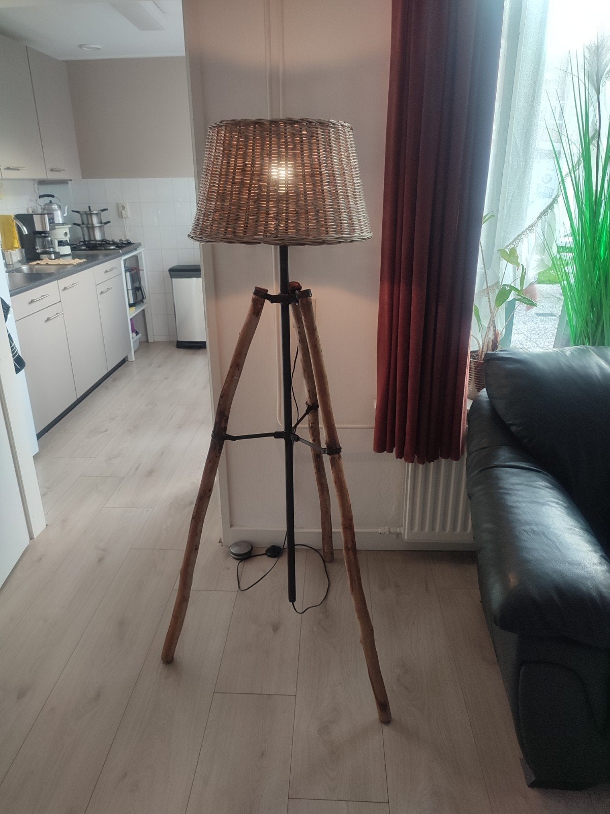 Staande lamp met boomstam pootjes en rieten kap, Ophalen, Gebruikt, Natuurlijk materiaal, Rustiek, Landelijk