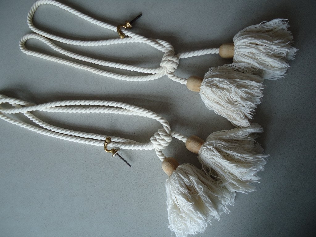 TWEE EMBRASSE/ GORDIJNKOORDEN--VINTAGE, Minder dan 50 cm, Gebruikt, Ophalen of Verzenden, VINTAGE