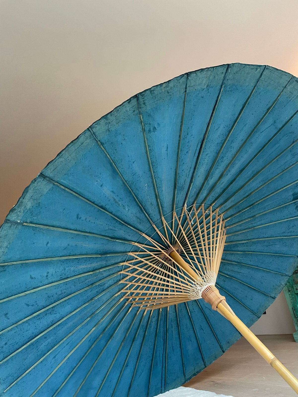 Handgemaakte bamboe parasol met schilderij, Tuin en Terras, Ophalen of Verzenden, Gebruikt, 1 tot 2 meter, Stokparasol