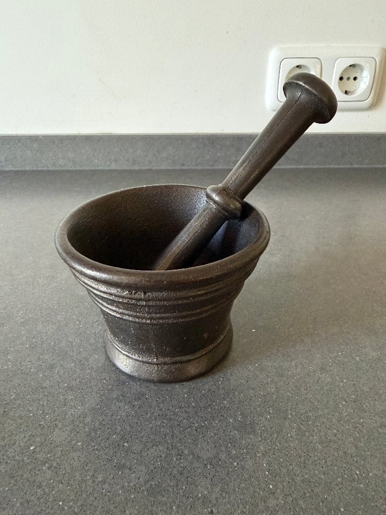Antieke bronzen vijzel met bijbehorende stamper, Ophalen of Verzenden, Brons