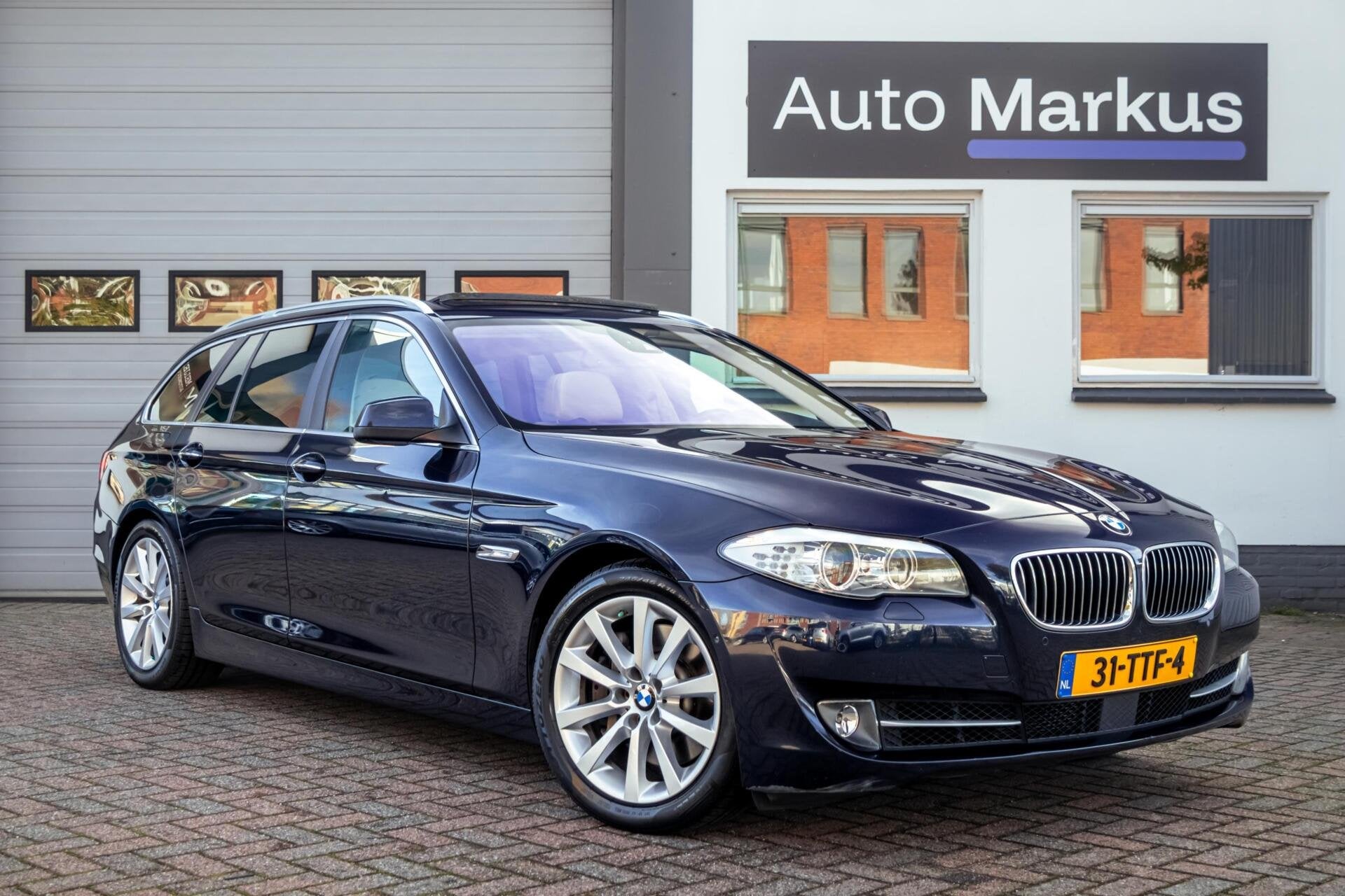 BMW 5-serie Touring 528xi High Executive|ACC|HUD|360|Softclo, Automaat, Gebruikt, 4 cilinders, Blauw
