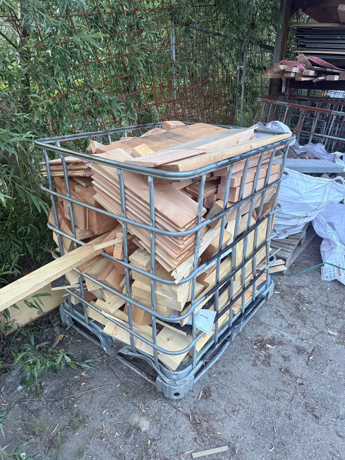 Diverse houten planken en balken in IBC-container, Minder dan 3 m³, Ophalen of Verzenden, Overige houtsoorten