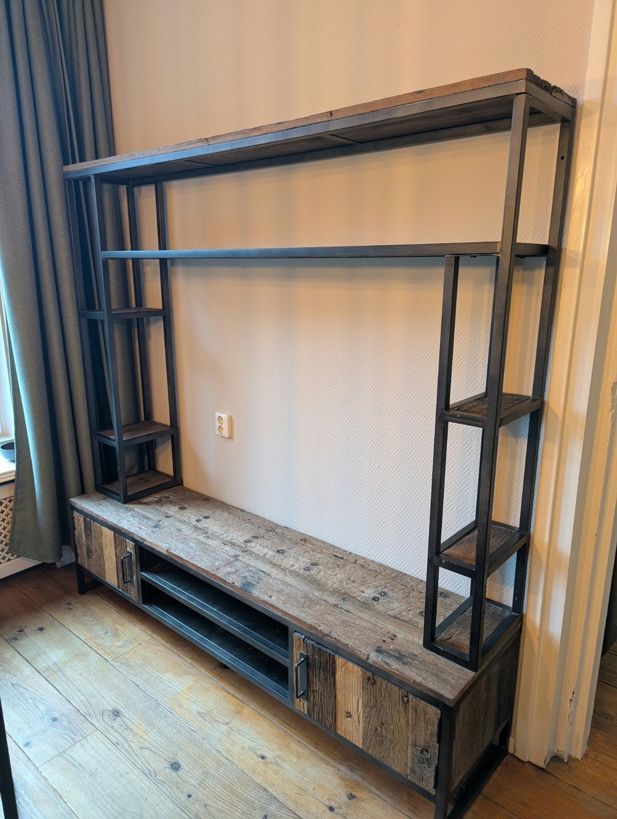 Stevig houten TV-meubel met metalen frame, Gebruikt, 150 tot 200 cm, 150 tot 200 cm, 25 tot 50 cm