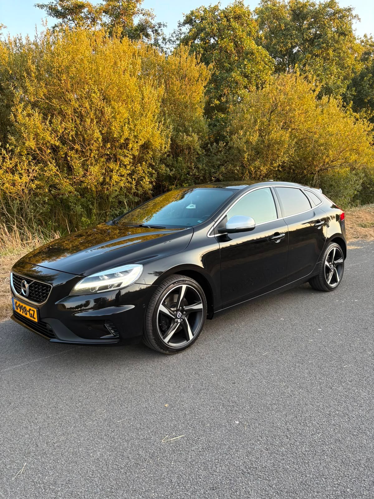 Volvo V40 1.5 T3 2019 Zwart R- Design., Auto's, Volvo, 1498 cc, 4 cilinders, 700 kg, Zwart