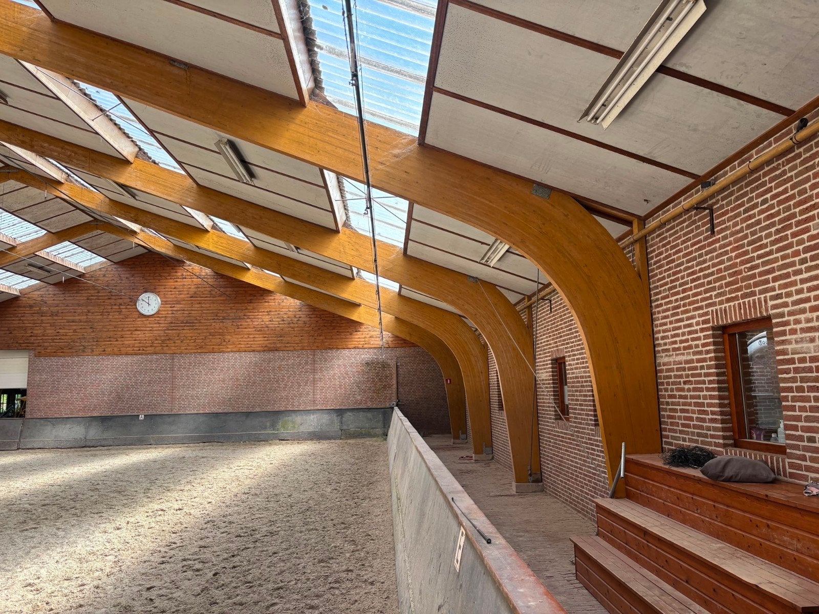Manege met paardenrijbak en stallen, Ophalen