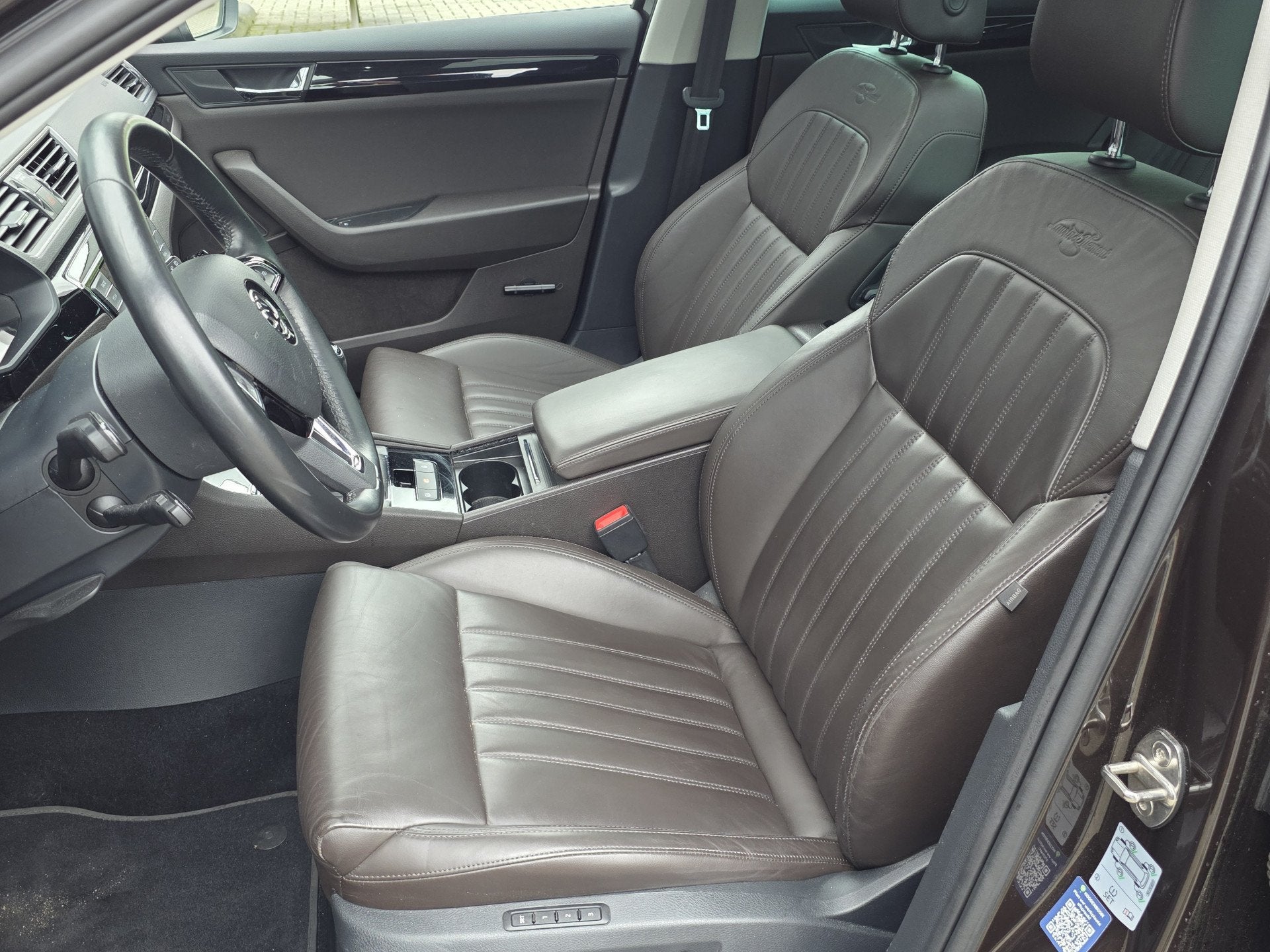 Skoda Superb Combi 1.8 TSI Laurin Klement + PANO DAK + SOUND, Euro 6, 4 cilinders, Bruin, 179 pk
