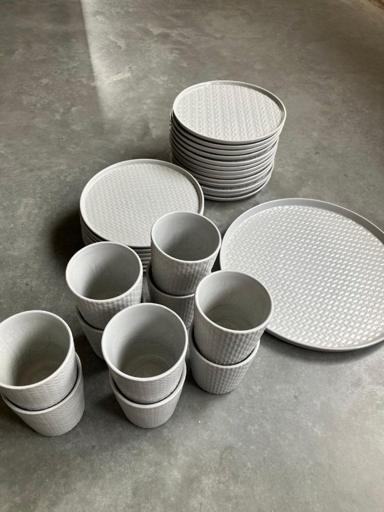 Servies (taart) lichtgrijs IKEA limited, Gebruikt, Keramiek, Ophalen of Verzenden, Effen