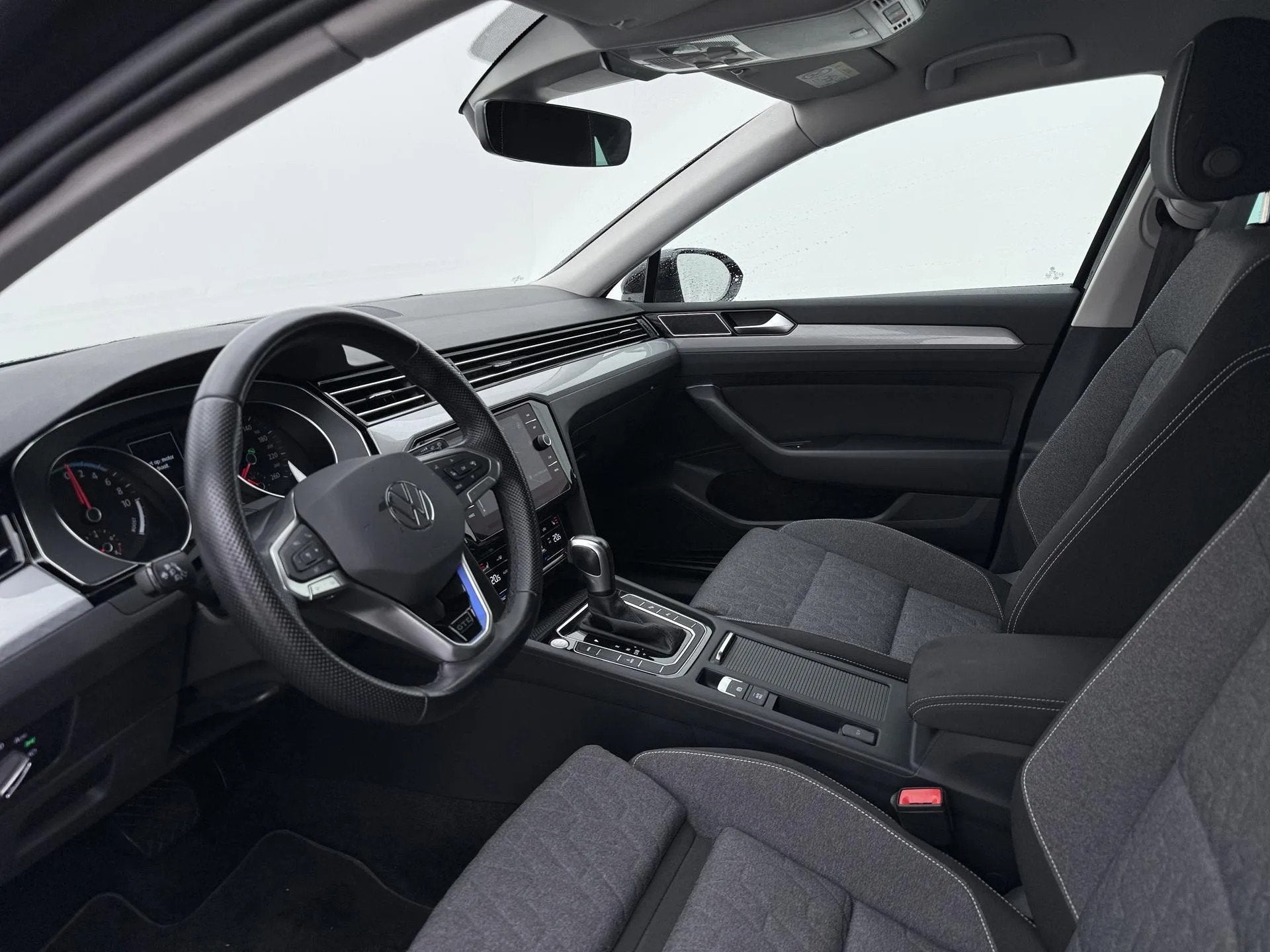 Volkswagen Passat Variant 1.4 TSI GTE Business (bj 2022), Gebruikt, 4 cilinders, Zwart, Geïmporteerd