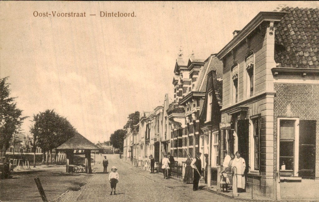 Dinteloord - Oost-Voorstraat - straat met kiosk, Ophalen of Verzenden, Voor 1920, Gelopen, Noord-Brabant