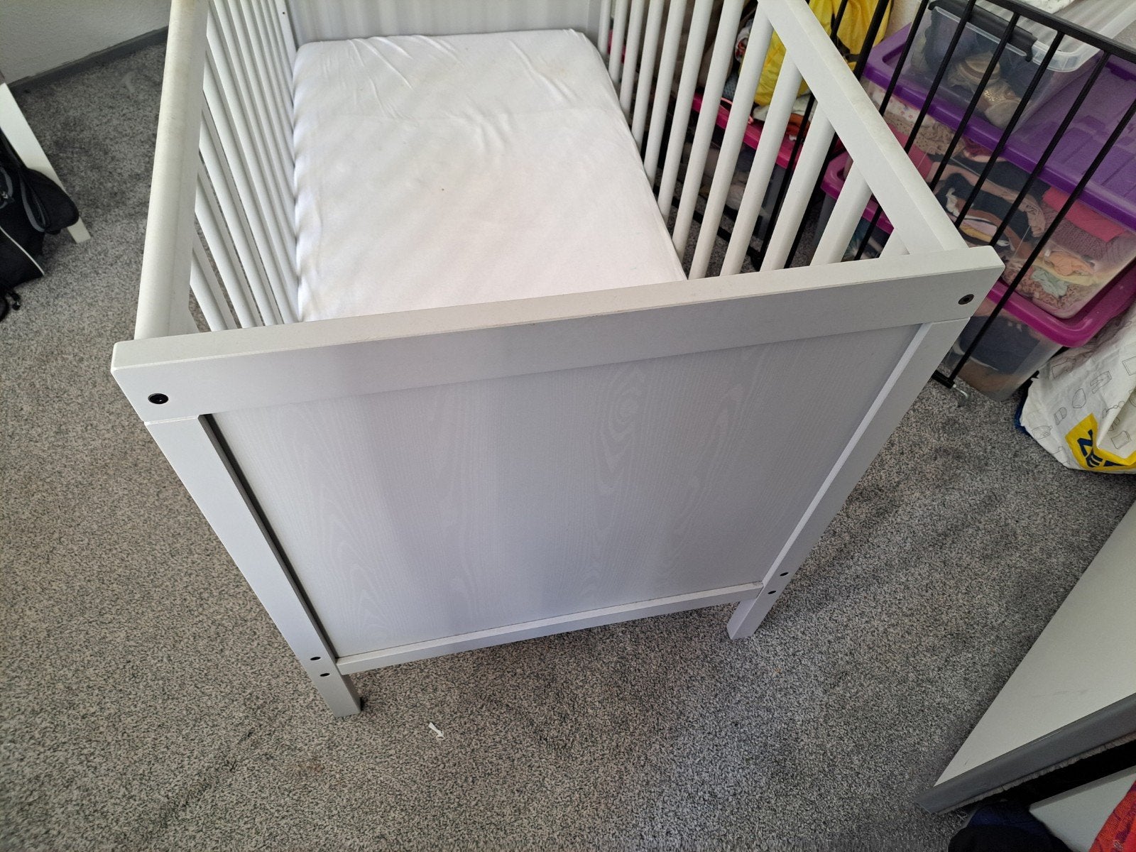 IKEA Sundvik Babybedje - Grijs, Lattenbodem, Gebruikt, 70 tot 85 cm, Ophalen of Verzenden