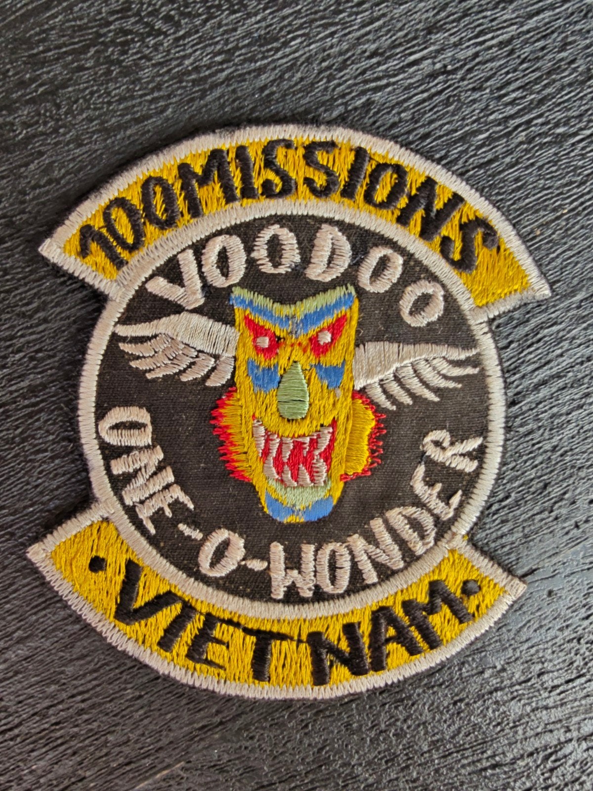 patch US Air Force Vietnam F-101 Voodoo 100 Missions One-0-W, Ophalen of Verzenden, Luchtmacht, Amerika, Embleem of Badge