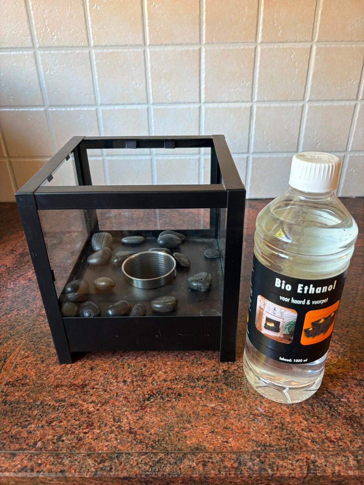 NIEUW Zwarte lantaarn met bio-ethanol brander en stenen, Huis en Inrichting, Woonaccessoires | Kandelaars en Kaarsen, Lantaarn
