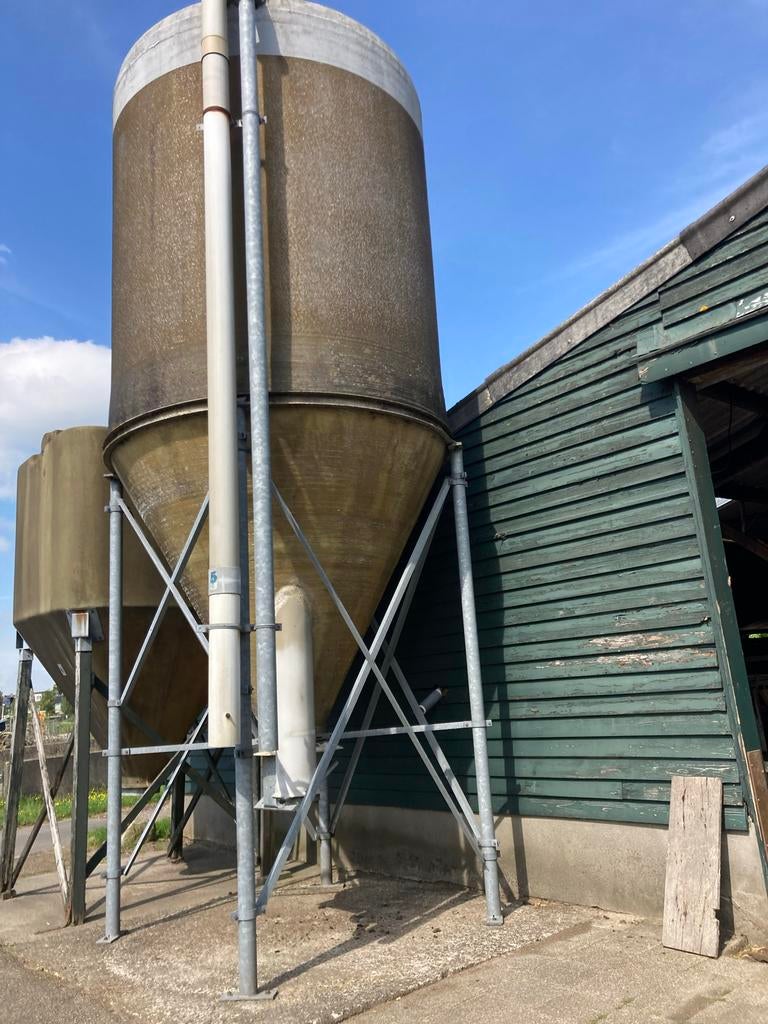 Voersilo 9 ton met twee vijzels, stalen poten, Ophalen, Zo goed als nieuw