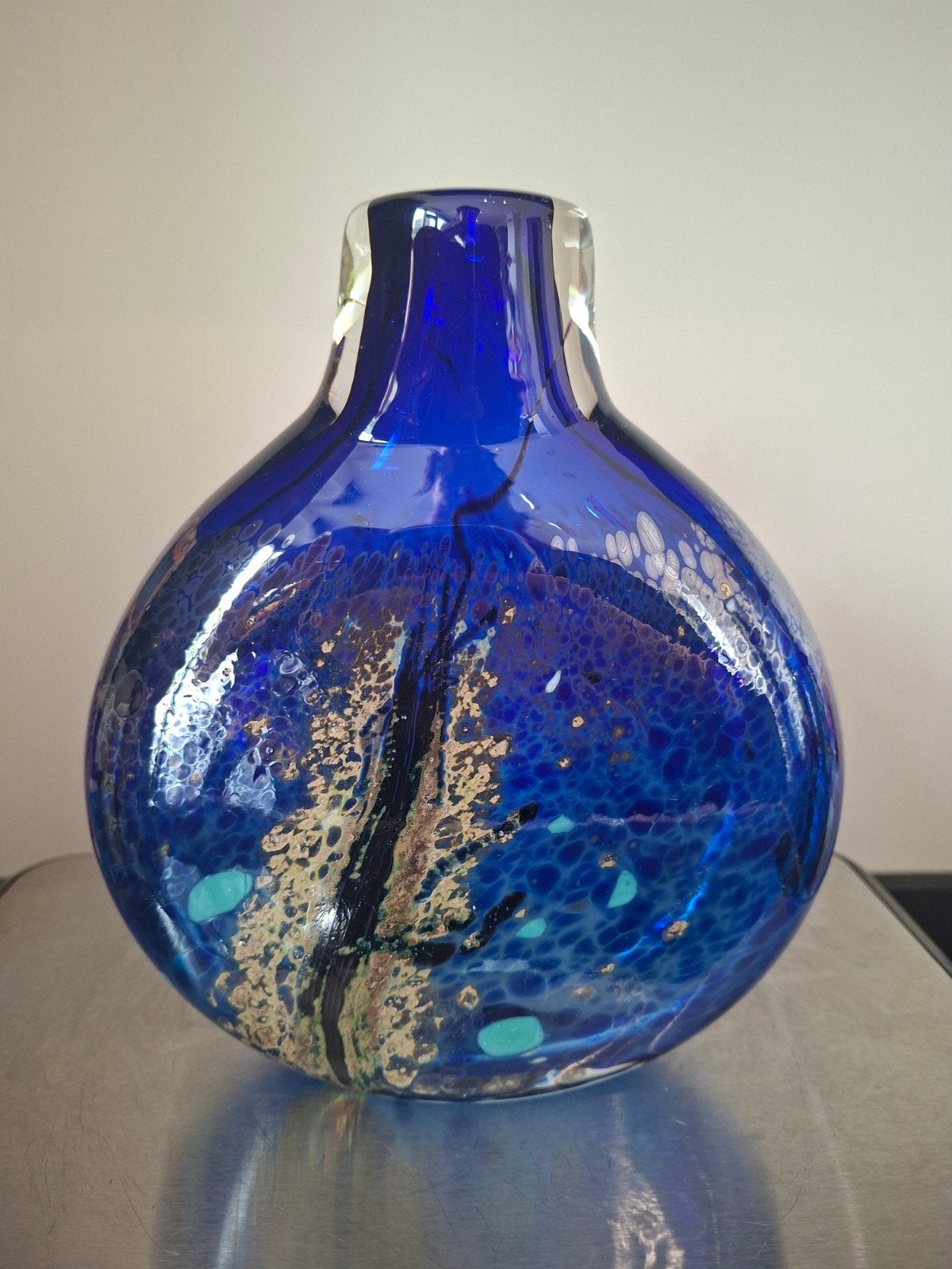 Kobaltblauwe glaskunst vaas met gekleurde details, Antiek en Kunst, Ophalen of Verzenden