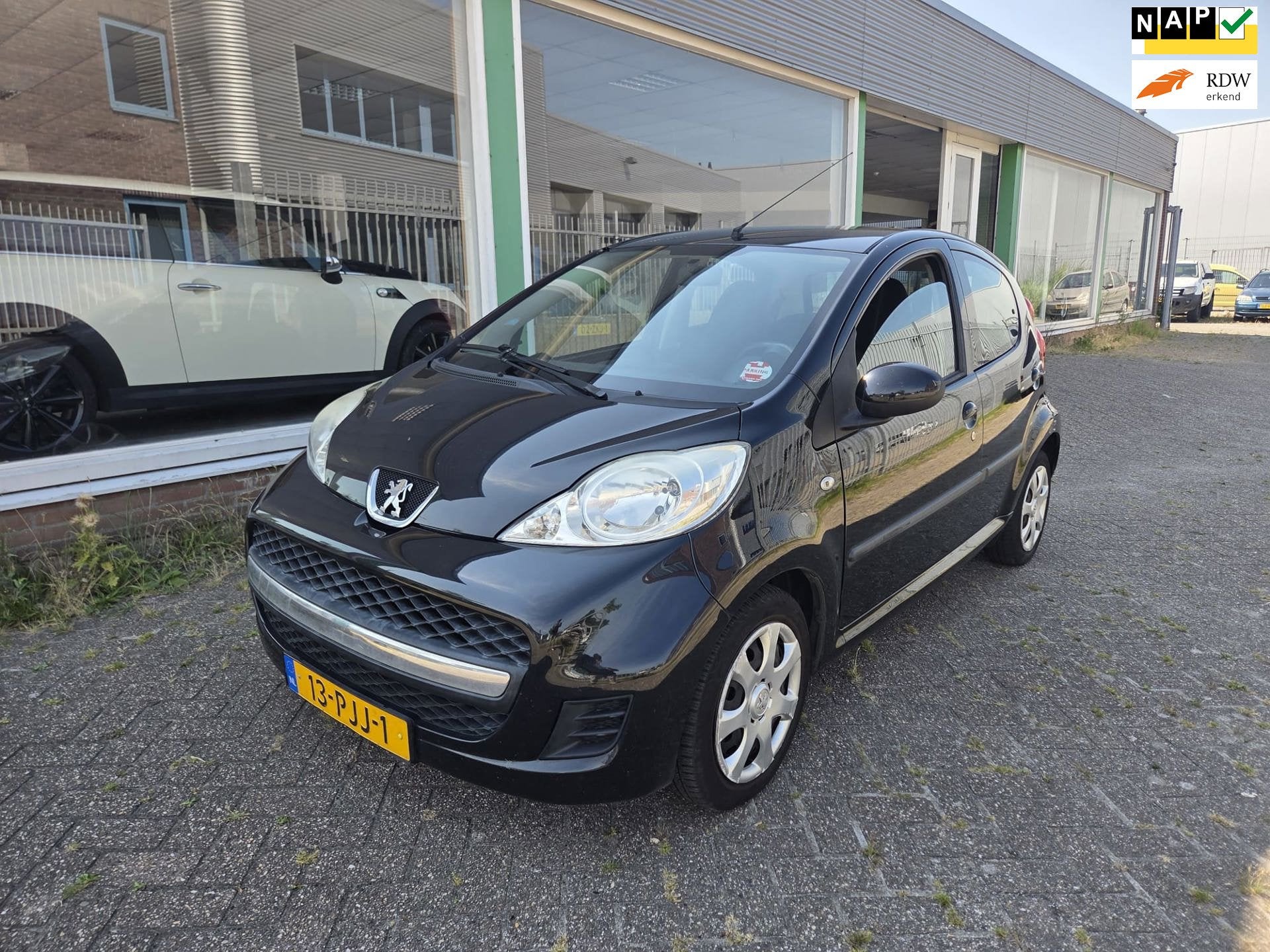 Peugeot 107 1.0-12V Millesim 200|AIRCO|5-DEURS|CARPLAY OPTIO, Voorwielaandrijving, Euro 5, Gebruikt, 4 stoelen