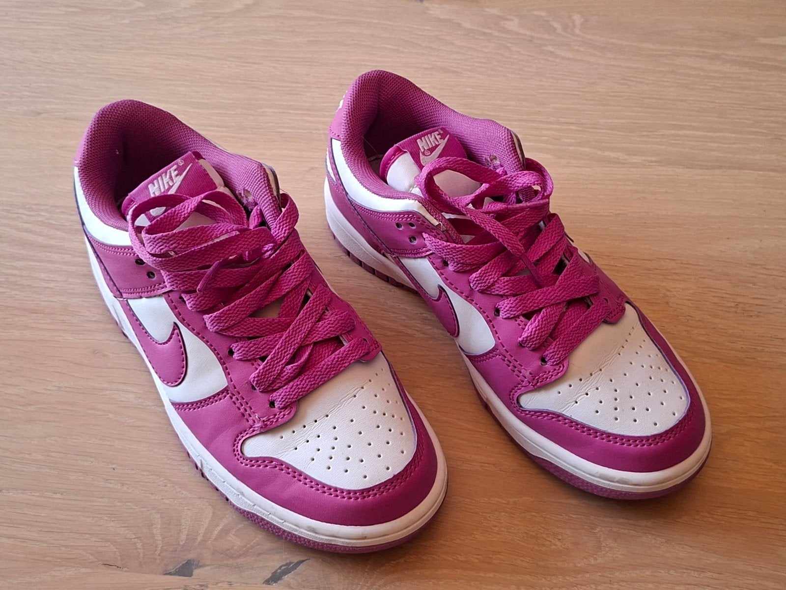 Nike Dunk Low Sneakers Fuchsia - Zo goed als nieuw, Kleding | Dames, Schoenen, Nike, Ophalen of Verzenden, Sneakers of Gympen