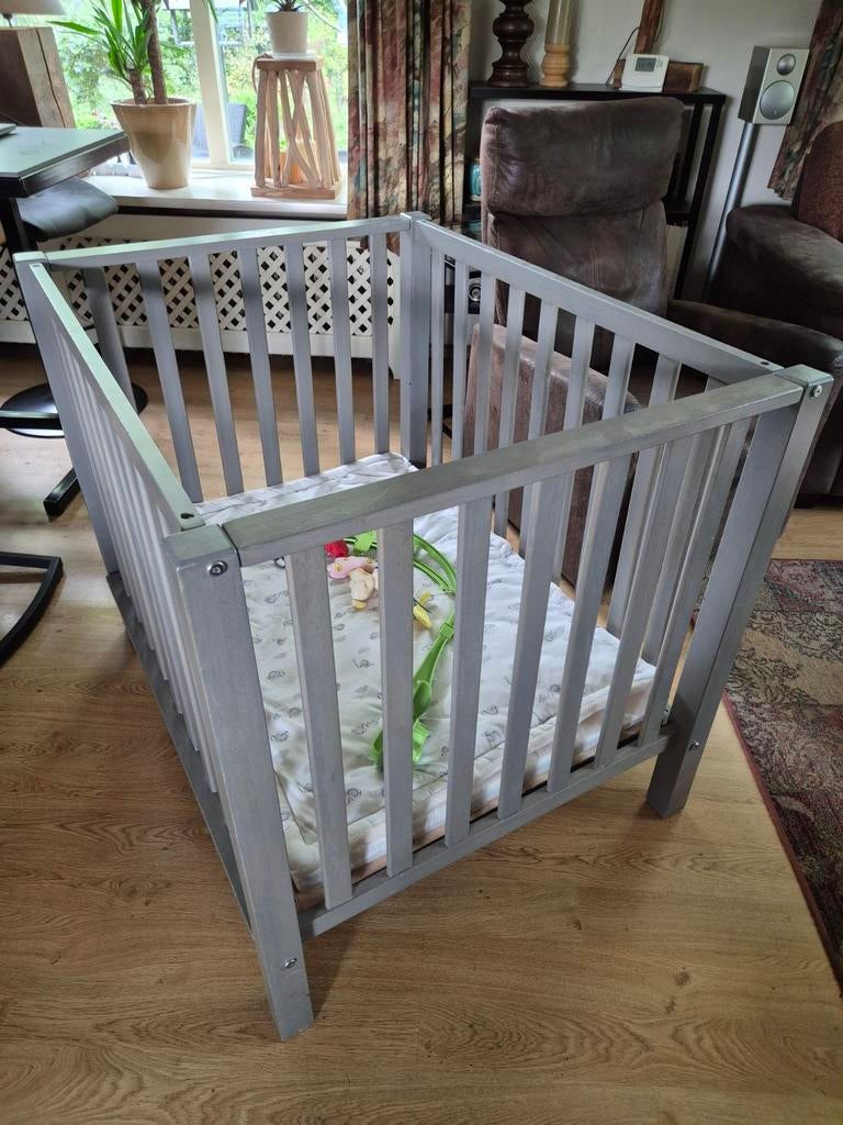 Hele nette, als nieuw, grijze babybox +kleed +mobiel 100x75, Ophalen, Zo goed als nieuw, Boxkleed