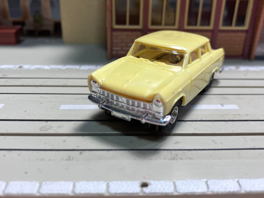 Faller AMS Fiat 1800B geel met goede blokmotor B4, Ophalen of Verzenden, Zo goed als nieuw, Elektrisch, Overige merken