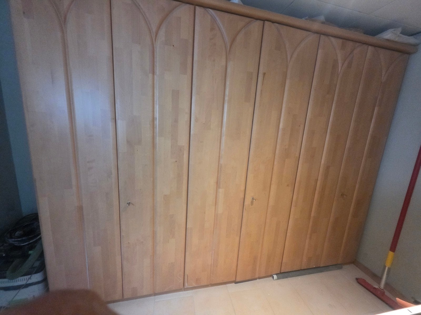 Klerenkast met massief beuken deuren.