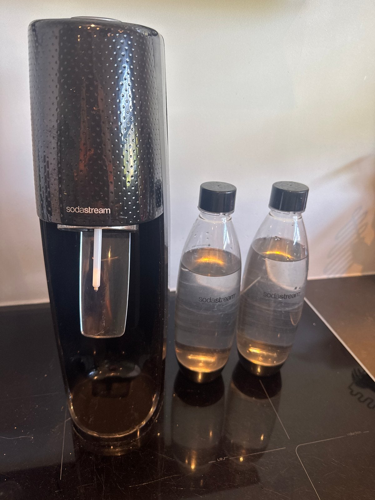 Sodastream met twee flessen en cilinder, Kunststof, Ophalen of Verzenden, Zo goed als nieuw, Zwart
