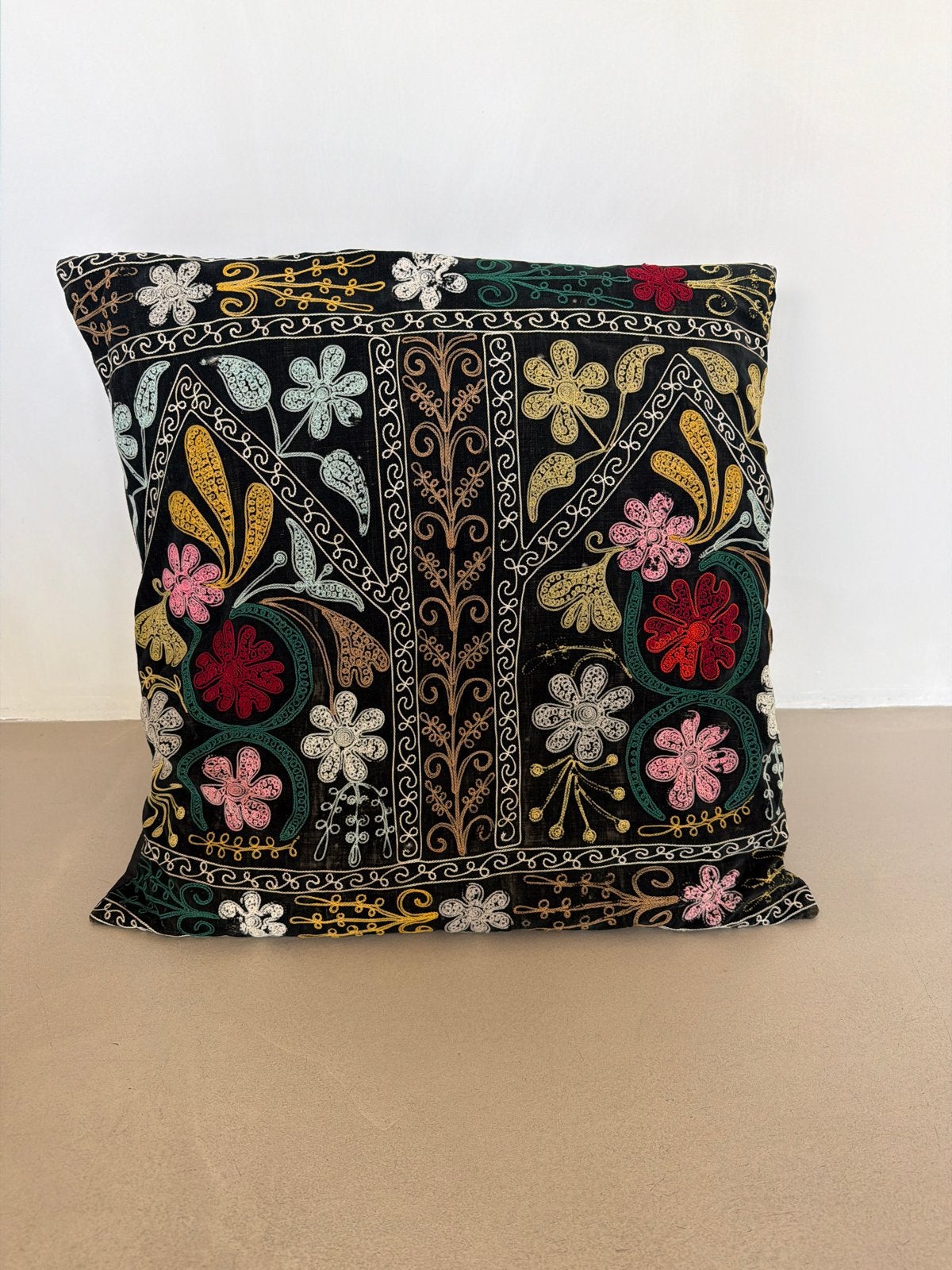 Vintage Suzani Kussen op Zwart Fluweel - 60x60 cm, Huis en Inrichting, Woonaccessoires | Kussens, Gebruikt, Meerkleurig, Vierkant
